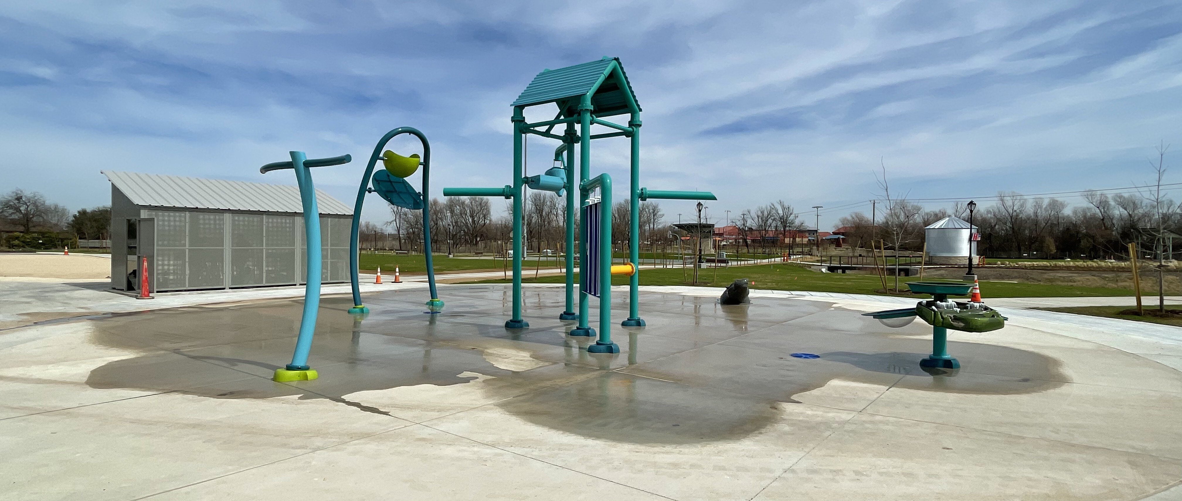 VersoSplash® dumping bucket, Swimming Hippo and AquaGather™ Station at Fritz Park splash pad in Hutto, TX, served by a 100 GPM recirculation system.
